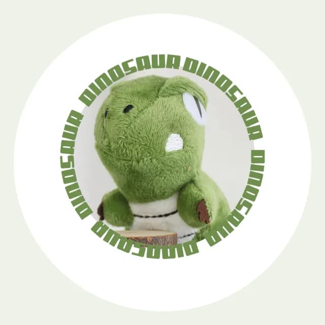 【小恐龍來也】小恐龍造型可愛胸針(別針 胸章 小恐龍吊飾 配飾 娃娃包包吊飾 飾品 交換禮物 遊樂園)