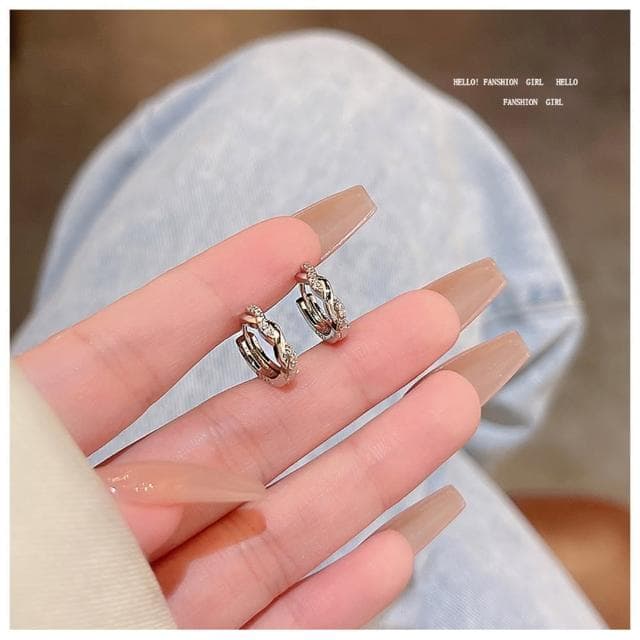 【HaNA 梨花】不張揚的優雅．麻花小碎鑽圈小清新耳環(耳環 耳針 耳扣 時髦耳環)