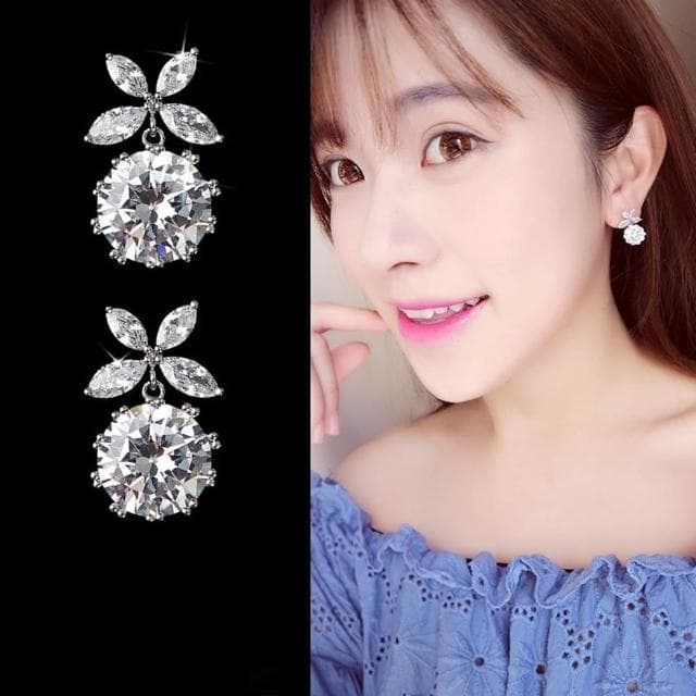 【Emi 艾迷】無耳洞韓系閃耀花形花瓣鋯石耳環 耳夾 夾式耳環(耳夾)