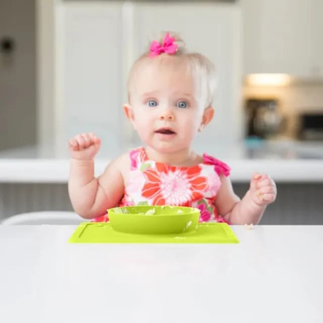 【美國ezpz】mini bowl迷你餐碗+餐墊：蘋果綠(FDA認證矽膠、防掀倒寶寶餐具)