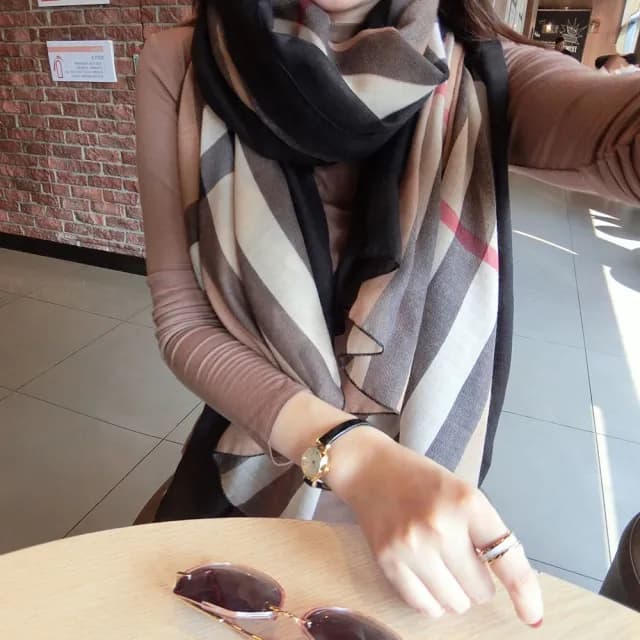 【Emi 艾迷】低調經典 圍巾 格紋棉麻 薄圍巾 披肩