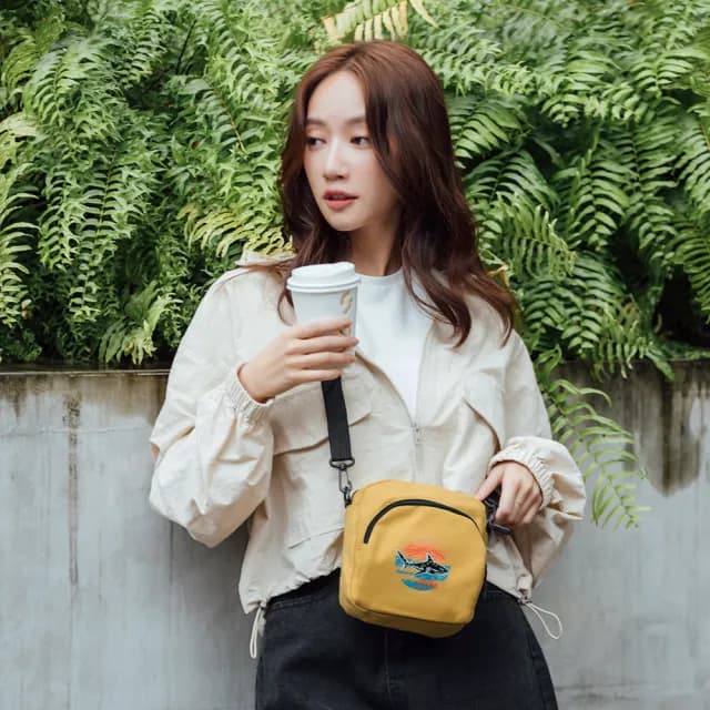 【Kiiwi O！官方直營】情人節禮物 美式復古衝浪印花兩用隨身小方包 多色選(斜背包/隨身包)