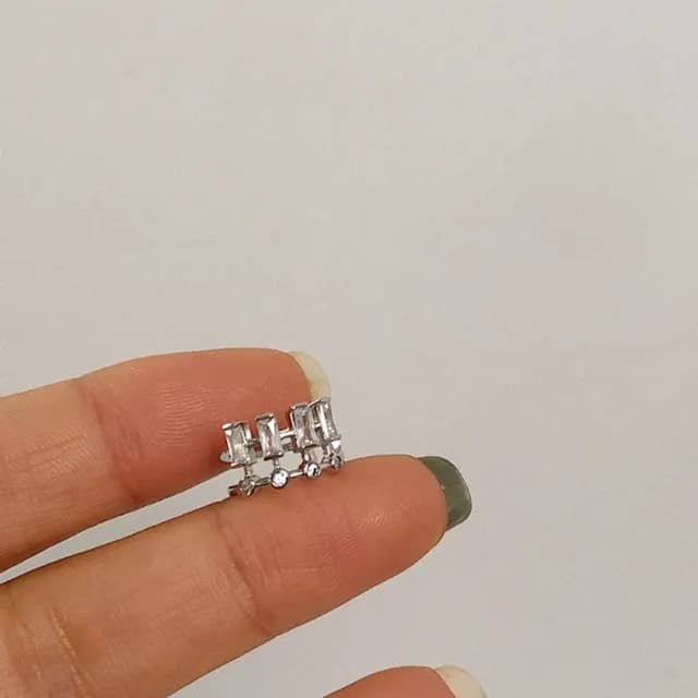 【Oni 歐妮】小方鑽 不對稱耳骨夾式耳環無耳洞耳扣耳夾耳窩夾(1個入)