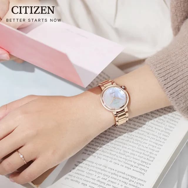 【CITIZEN 星辰】L系列 光動能時尚腕錶 畢業禮物 送禮 推薦(EM0912-84Y)