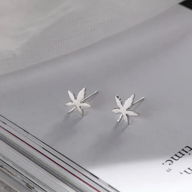 【Umi】可愛楓葉造型耳環(日韓時尚潮流女飾品 銀色耳飾 耳針 耳墜 耳釘 生日 情人節 禮物)