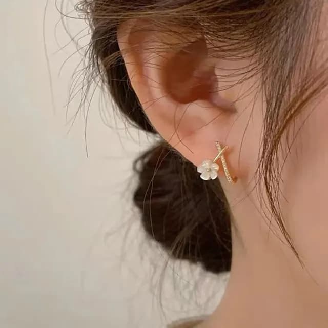 【Umi】925純銀針淡金色微鑲鋯石復古輕奢白色小花朵造型耳環67457(日韓時尚潮流耳飾耳針耳墜耳釘)