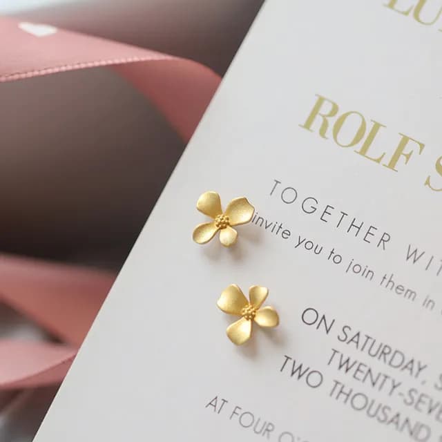 【Umi】可愛小花造型霧面沙金淡金色耳環(日韓時尚潮流女飾品 金色耳飾 耳針 耳墜 耳釘 生日 情人節 禮物)