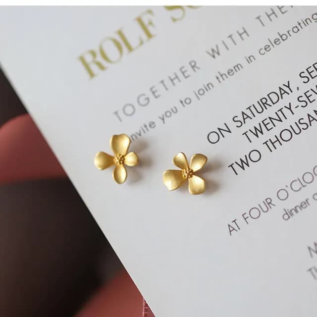 【Umi】可愛小花造型霧面沙金淡金色耳環(日韓時尚潮流女飾品 金色耳飾 耳針 耳墜 耳釘 生日 情人節 禮物)