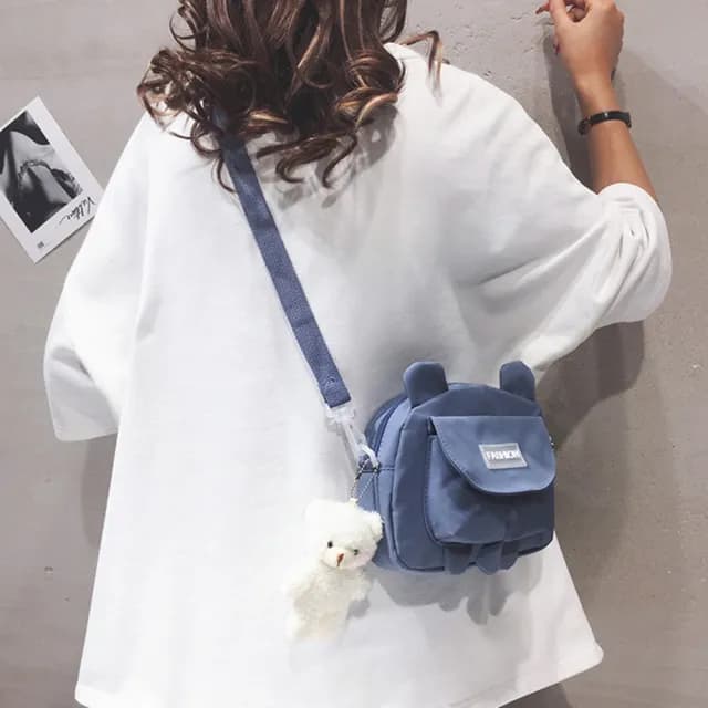【Sayaka 紗彌佳】情人節禮物 斜背包 側肩包 日系可愛小熊造型立體耳朵大口袋造型側背包(附贈小熊掛飾)