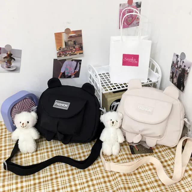 【Sayaka 紗彌佳】情人節禮物 斜背包 側肩包 日系可愛小熊造型立體耳朵大口袋造型側背包(附贈小熊掛飾)