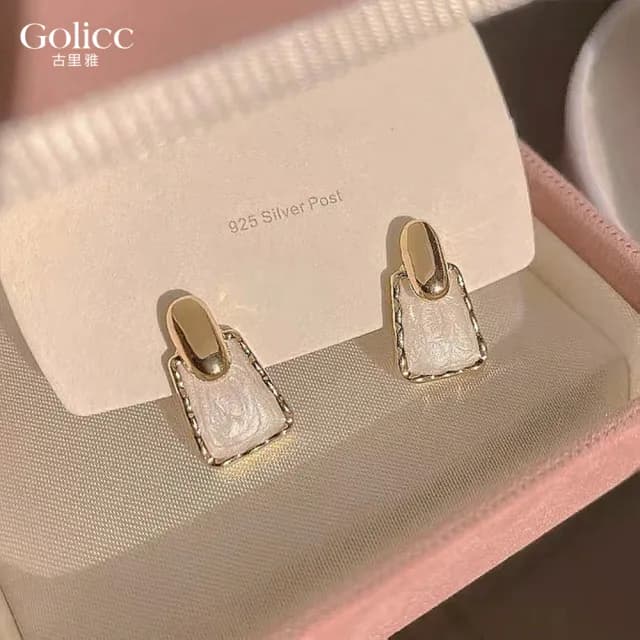 【Golicc】耳環 韓國 白色 山茶花(七夕 情人節 生日 飾品 耳釘 耳飾 耳墜 禮物)
