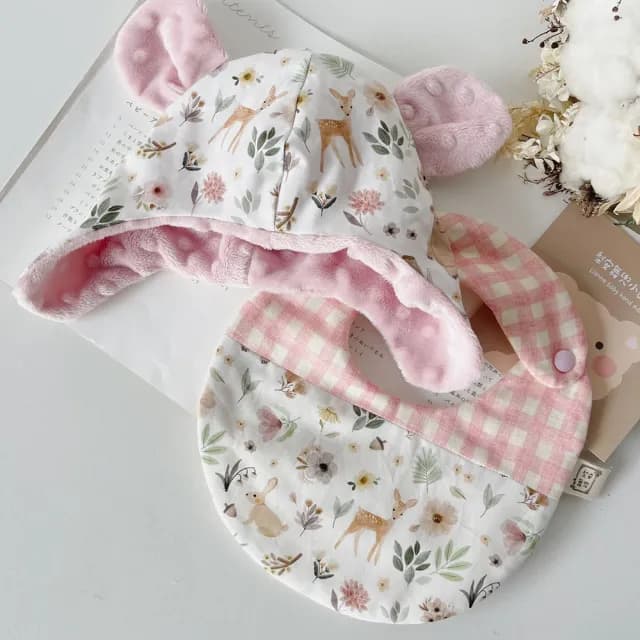 【Liannebaby】粉森林梅花鹿熊熊 彌月禮盒寶寶帽 圍兜(滿月禮 收涎禮物 週歲禮 彌月禮盒)