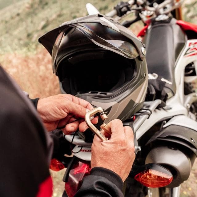 【Matador 鬥牛士】BetaLock 萬用登山D扣鎖-霧黑色(登山扣 重機 安全帽鎖 腳踏車鎖 鎖具 情人節 禮物 尾牙)