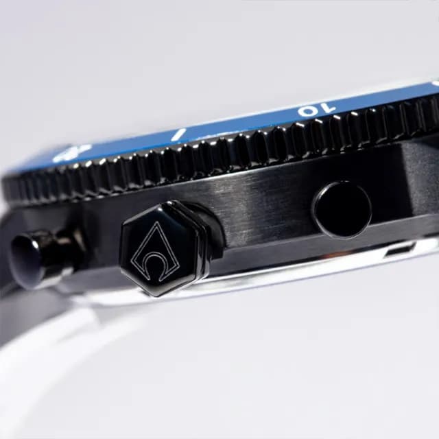 【THEODORA’S 希奧朵拉】(珍藏版)水行俠夜光潛水手錶藍黑蜂巢紋-鋼鍊帶黑(男款 真三眼計時 潛水錶)