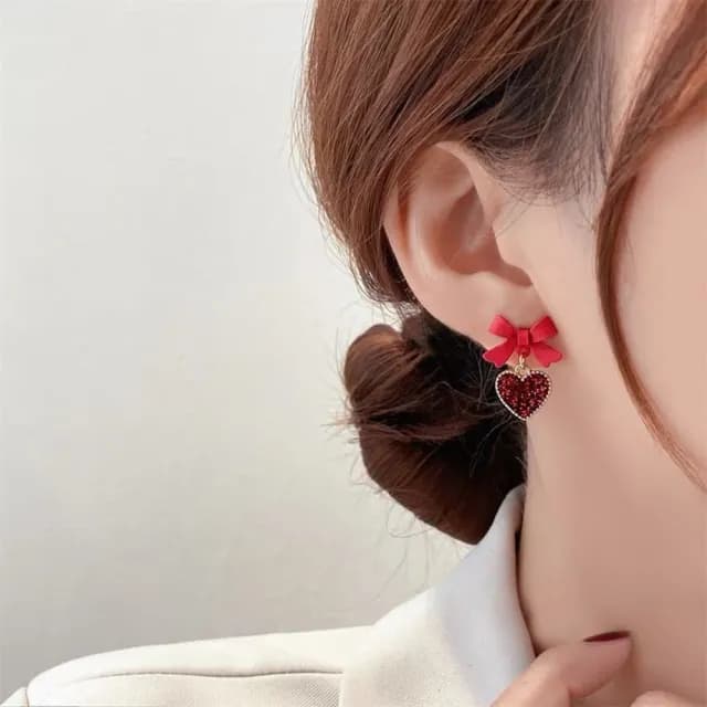 【Emi 艾迷】紅色蝴蝶結閃耀亮彩愛心 925銀針 耳環 耳夾 無耳洞