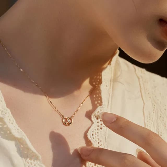 【Golicc】項鍊 韓版 簍空 繩結 愛心(七夕 情人節 生日 飾品 耳釘 耳飾 耳墜 禮物)