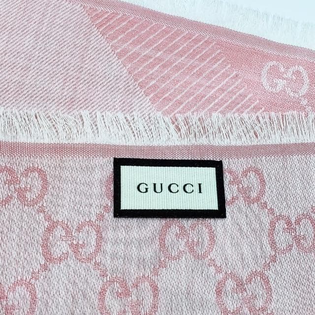 【GUCCI 古馳】281942 經典GG緹花線條羊毛混絲斜紋雙色流蘇披巾/圍巾(粉色)