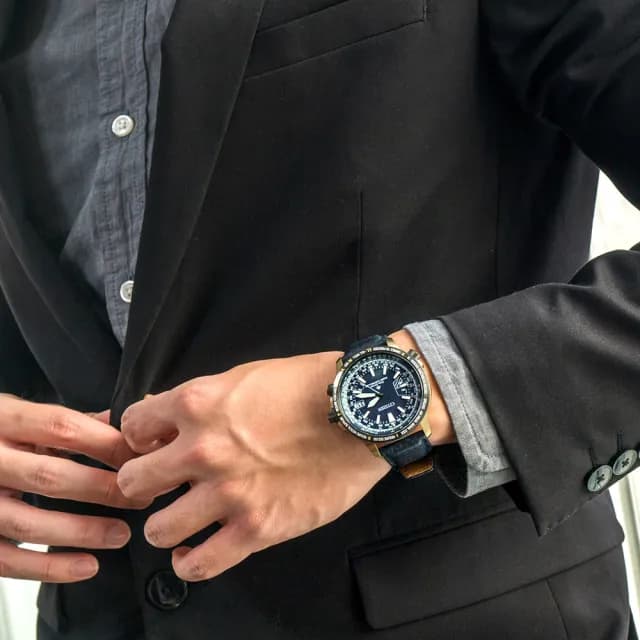 【CITIZEN 星辰】PROMASTER 穩重型男光動能電波對時真皮腕錶/黑藍x藍面(CB0204-14L)