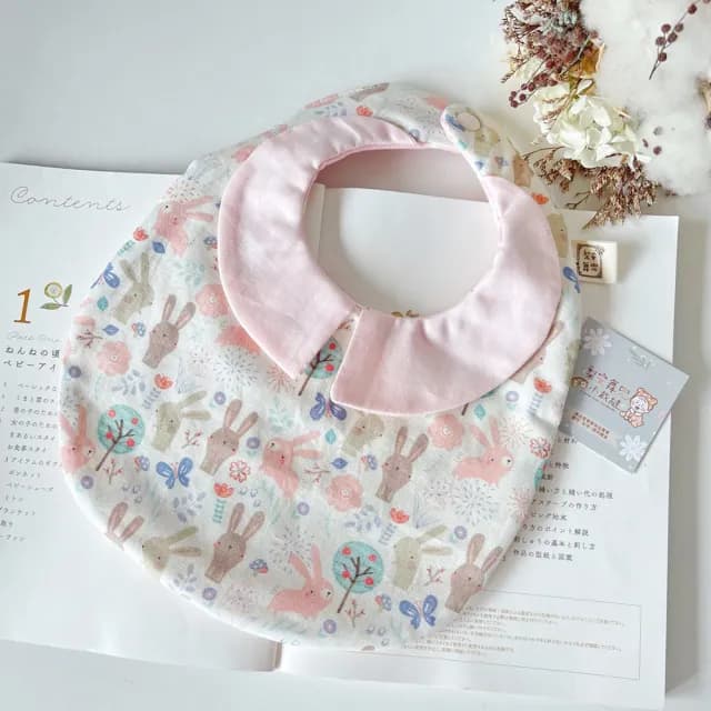 【Lianne baby】粉灰兔花草生活 嬰兒禮物 圍兜天使枕奶嘴鍊套 滿月禮(滿月禮 收涎禮物 週歲禮 彌月禮盒)