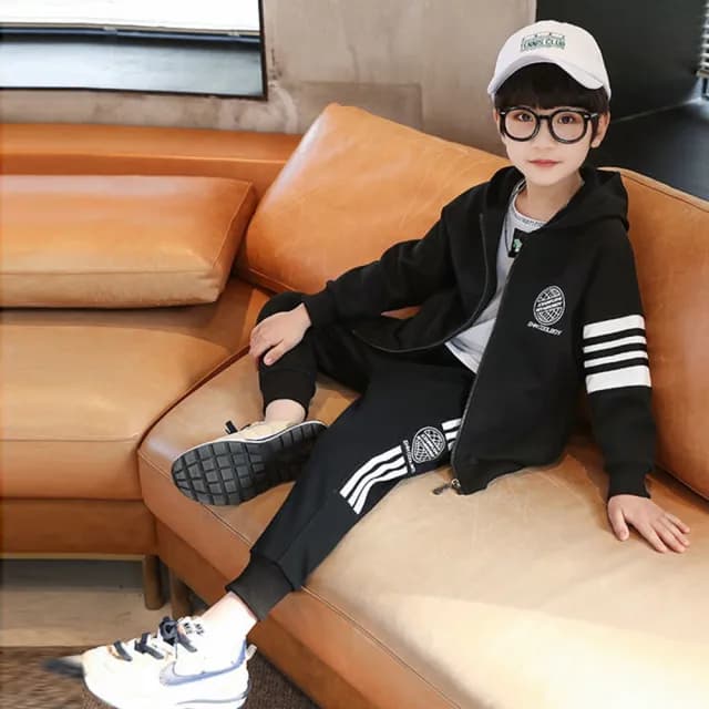 【橘魔法】街頭圓印條紋插肩拉鍊長袖外套+運動長褲(大童 連帽外套 薄外套 套裝 男童 兒童 童裝)