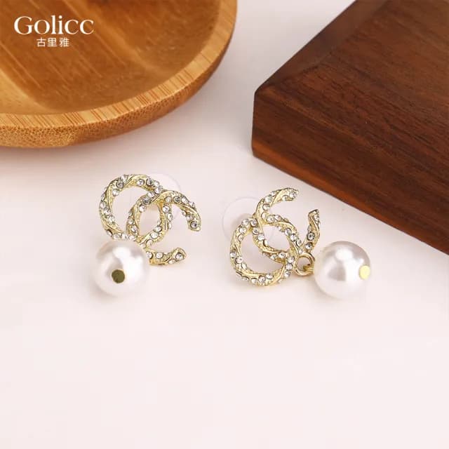 【Golicc】耳環 巴洛克 簡約鑲鑽字母 珍珠(99購物限定 生日 飾品 耳釘 耳飾 耳墜 禮物)