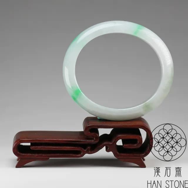 【漢石齋】情人節禮物 天然翡翠A貨 貴妃鐲玉鐲 飄花種帶辣綠(手圍16.3+14.1/ 版寬10.7mm)