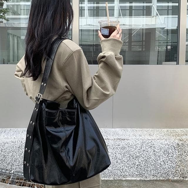 【LEEHER】母親節禮物 水桶包/新款/皮革包包/水桶包韓國/單肩包/包包女/大容量/通勤包/A4包/質感/寬肩帶