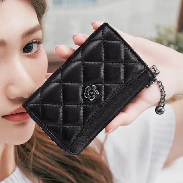 【2R 手工真皮】綿霜羊皮 Sherry 菱格側拉式零錢卡片夾 經典黑(真皮包包 零錢包 卡片夾)