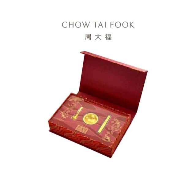 【周大福】友禮系列 福聚三寶「金碗筷勺」黃金擺件禮盒裝(彌月寶寶送禮/節日送禮/生日禮物)