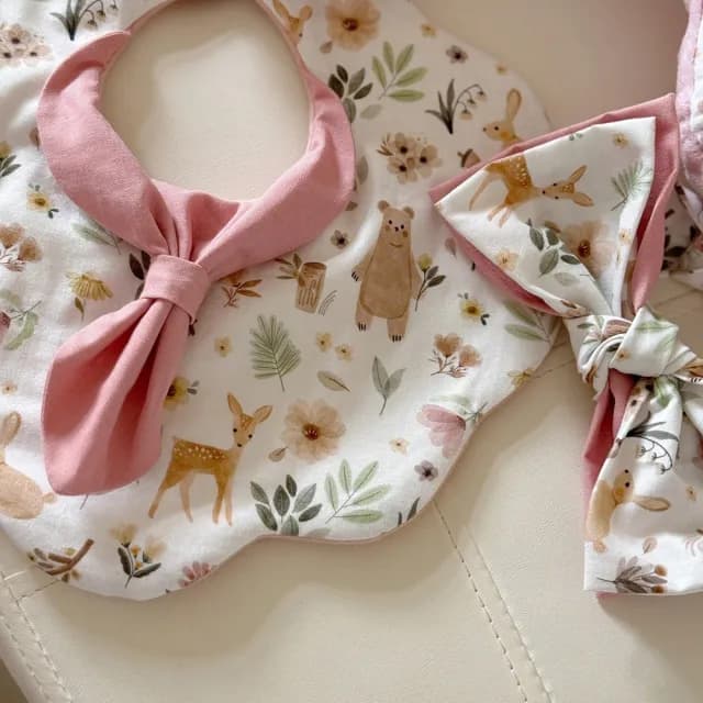 【Lianne baby】粉鹿熊森林手工寶寶蝴蝶枕圍兜髮帶彌月禮盒 嬰兒禮物(滿月禮 收涎禮物 週歲禮 彌月禮盒)