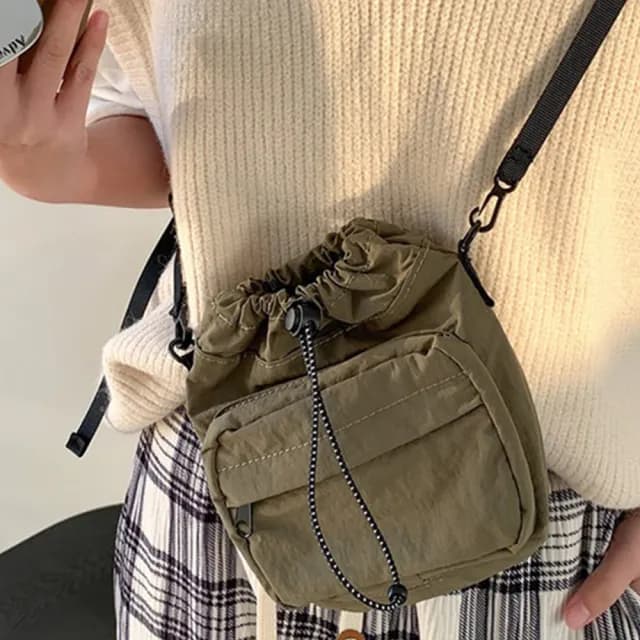 【MoonDy】情人節禮物 包包 包包 女生包包 手機包 側背包 隨身小包 尼龍斜背包 男用包包 輕便小包 奶茶系