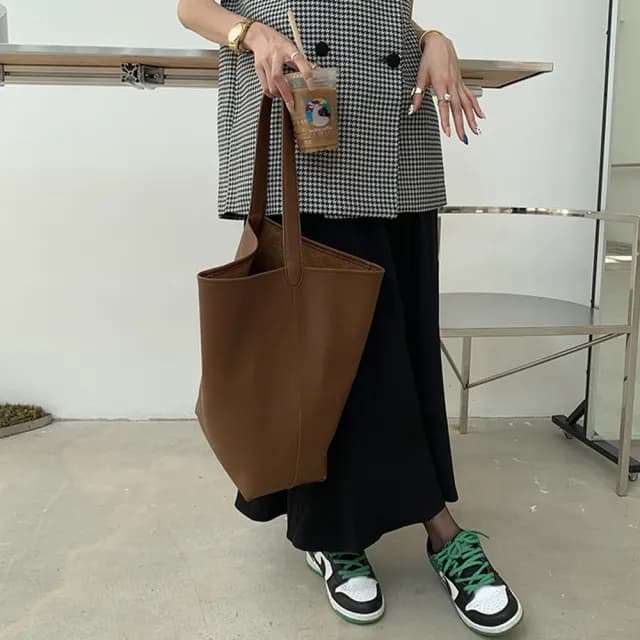 【LEESA】情人節禮物 皮革包包\通勤包\復古包包\單肩包\大容量\大水桶包\肩背包\腋下包\子母包\水桶包韓國\