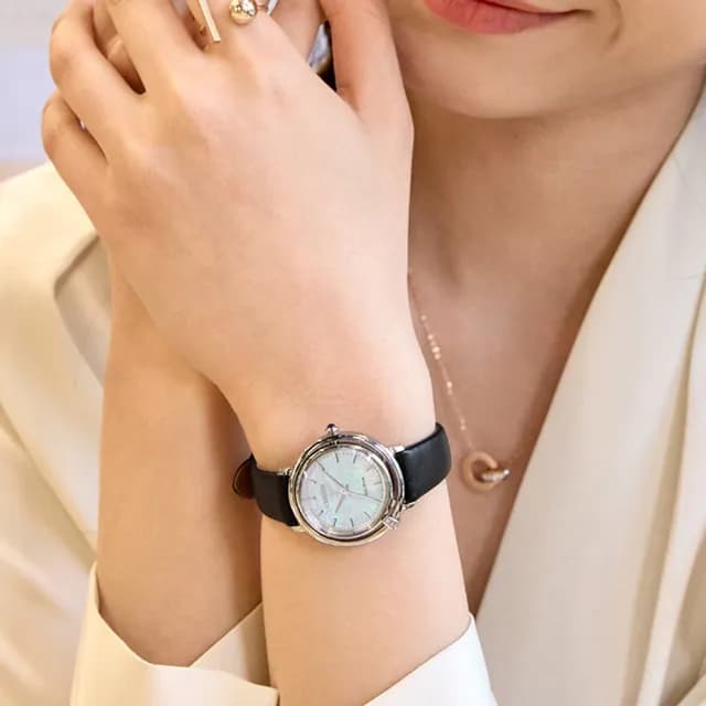 【CITIZEN 星辰】L系列 珍珠母貝 光動能錶 女錶 禮物 推薦(EM1090-60D)