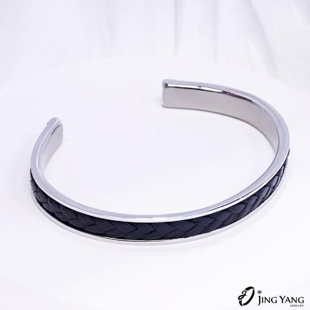 【JING YANG 晶漾】白鋼男手鐲黑牛皮開口手環(生日禮物、送禮)