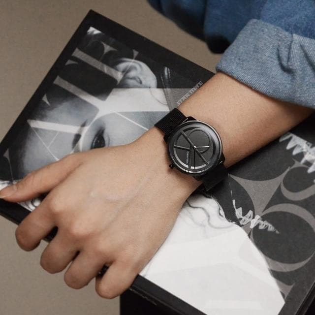 【Calvin Klein 凱文克萊】黑色系經典大CK logo 低調氣質 米蘭帶錶帶 手錶 CK錶 39mm 情人節(25200028)