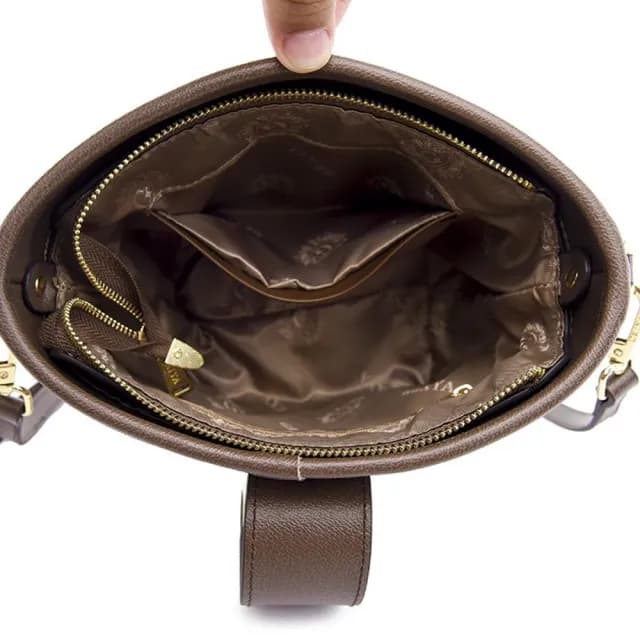 【MoonDy】情人節禮物 水桶包 軟皮包包 防水包 耐刮包 實用包包 百搭包包 大容量斜背包 老花水桶包 女生斜