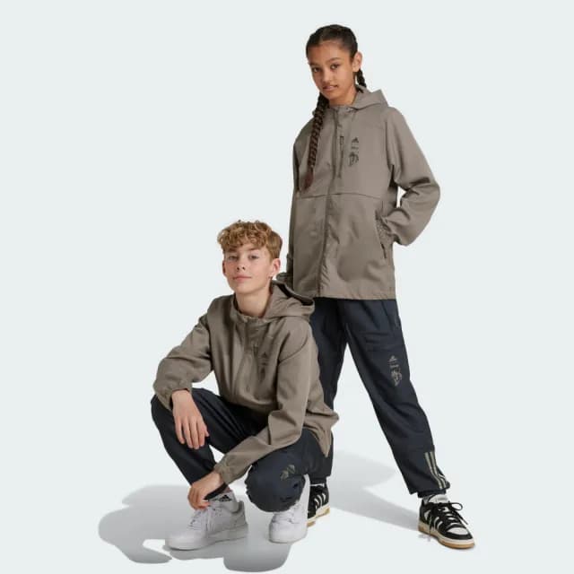 【adidas 愛迪達】DISNEY 獅子王 運動長褲 童裝 IV7358