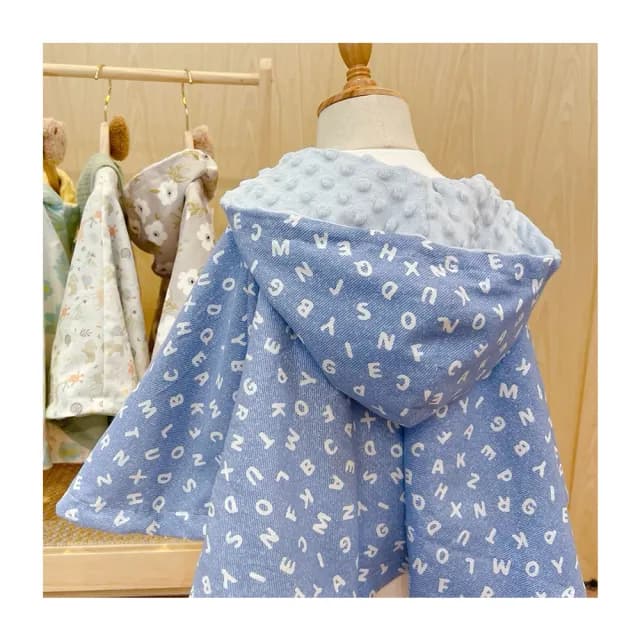 【Lianne baby】牛仔Boy英文學 嬰幼兒80-100公分手工保暖斗篷嬰兒禮物(滿月禮 收涎禮物 週歲禮 彌月禮盒)