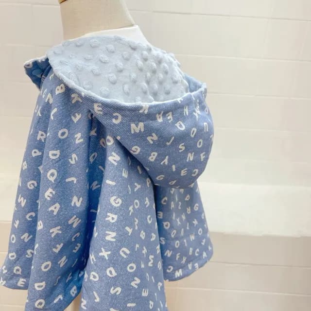 【Lianne baby】牛仔Boy英文學 嬰幼兒80-100公分手工保暖斗篷嬰兒禮物(滿月禮 收涎禮物 週歲禮 彌月禮盒)