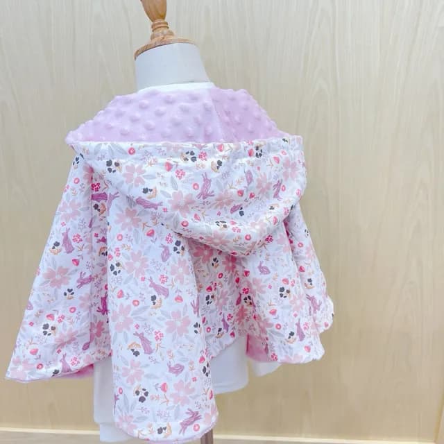 【Lianne baby】花間粉兔手工嬰幼兒80-100公分保暖斗篷嬰兒禮物週歲禮(滿月禮 收涎禮物 週歲禮 彌月禮盒)