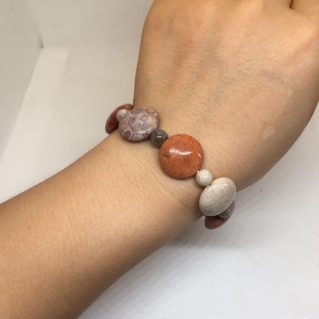 【Penny珮妮】珊瑚玉菊花圓形扁珠手鍊(生日禮物/母親節/閨蜜送禮/交換禮物/情人節)