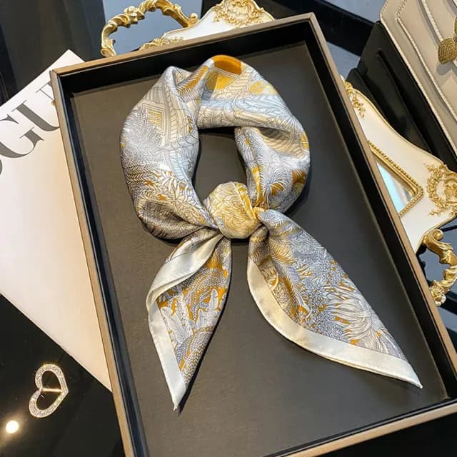【VEDINA】100% 頂級純桑蠶絲真絲天空之城典雅浪漫緞面絲巾 68*68 cm(金棕色/披肩/綢緞/脖圍/頭巾)