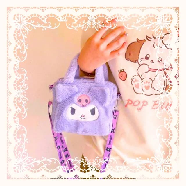 【栗子洋行】酷洛米背包迷你毛毛包毛絨 刺繡手提 側背 包庫洛米 送禮 生日禮物 女兒 孫女