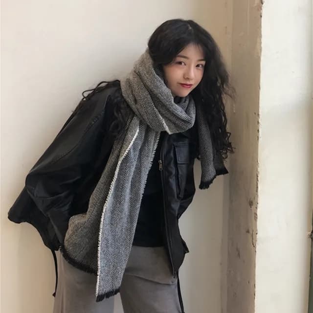 【橘魔法】黑白斜紋鬚邊仿羊絨圍巾(披肩 披巾 脖圍 圍脖 毯子 大人 配件 寒流 保暖 交換禮物)