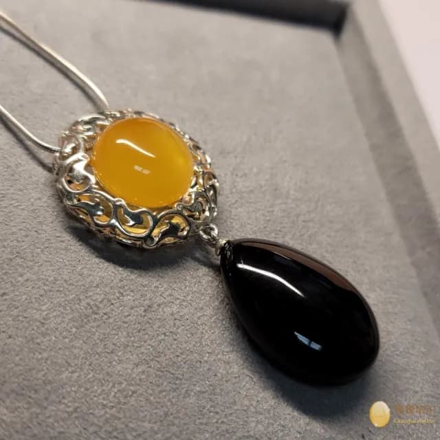 【優雅琥珀】母親節禮物 金絞蜜與紅珀 銀雕項鍊(凸圓形蜜蠟與水滴形紅珀 具鑑定證書)