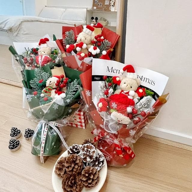 【天使愛美麗】創意聖誕針織 玩偶花束 小熊花束(聖誕禮物 發光禮物 交換禮物 畢業禮物)