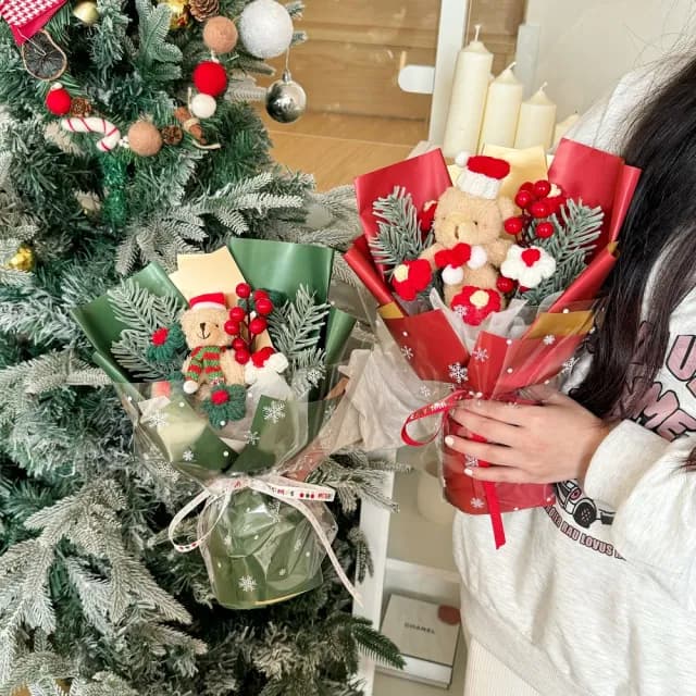 【天使愛美麗】創意聖誕針織 玩偶花束 小熊花束(聖誕禮物 發光禮物 交換禮物 畢業禮物)
