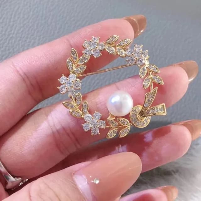 【Penny珮妮】韓式精工鑲嵌花環珍珠女神胸針吊墜兩用(母親節禮物/交換禮物/送女友/送閨蜜/生日禮物/情人節)