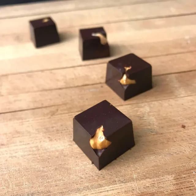 【多儂莊園工坊】75% 2包裝 50入 榛果巧克力 微甜巧克力母親節禮物(微甜 榛果 黑巧克力 Darkolake)