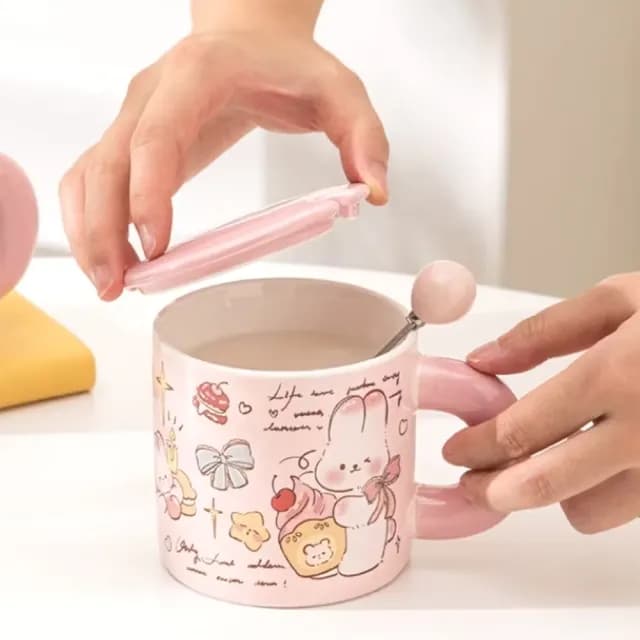 【可愛禮物】蛋糕小兔帶蓋馬克杯-附勺(水杯 咖啡杯 牛奶杯 漱口杯 洗漱杯 擺飾 辦公室 交換禮物 早餐)